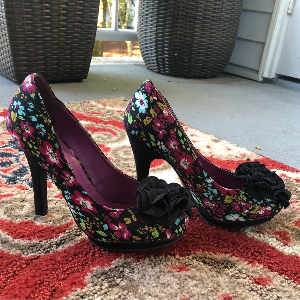 Floral fabric and shammy heels 👠